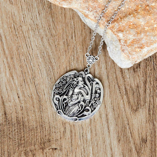 Silver Color Round Shape Greek Mythology Necklace Pendant For Women Vintage Classic Design Character Medusa Necklace